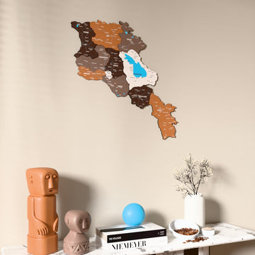 Ermenistan UV baskılı ahşap harita, Soil renk, konsol ve biblolarla bej duvarda
