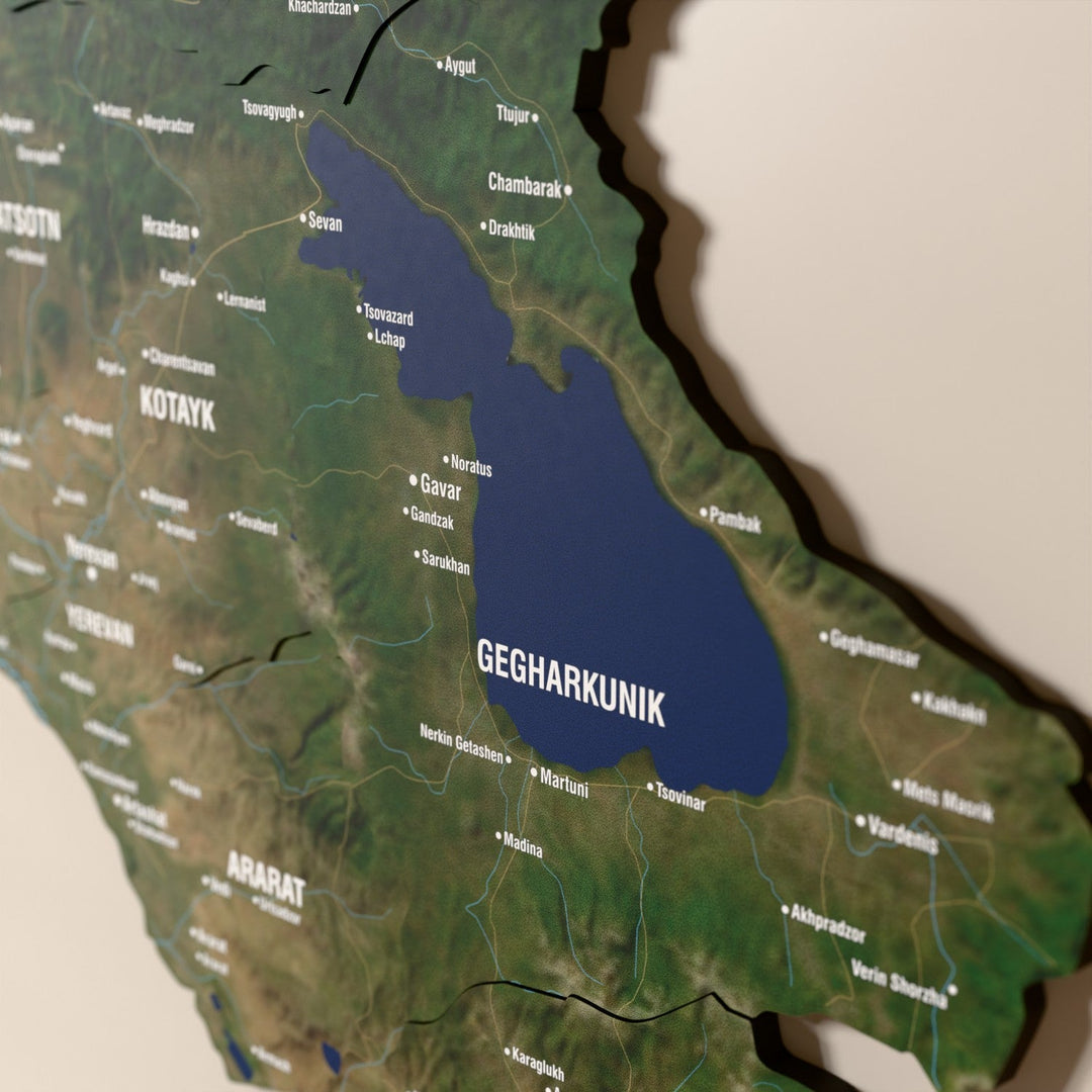 Ermenistan ahşap haritasında uydu görüntülü katmanlı bölgeler ve isimler, yakın plan