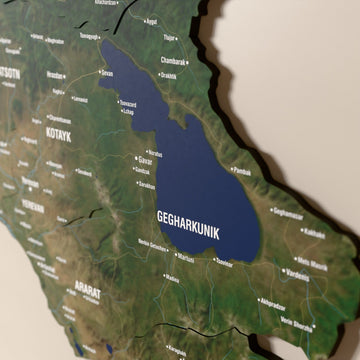 Ermenistan ahşap haritasında uydu görüntülü katmanlı bölgeler ve isimler, yakın plan