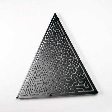 Siyah eşkenar üçgen labirent metal duvar dekoru, 115x100 cm, beyaz duvarda eğik açı