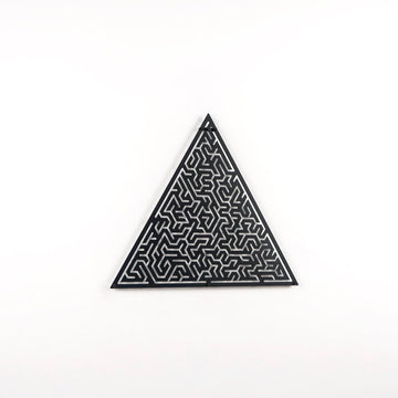 Siyah eşkenar üçgen labirent metal duvar dekoru, 30x26 cm, beyaz duvarda