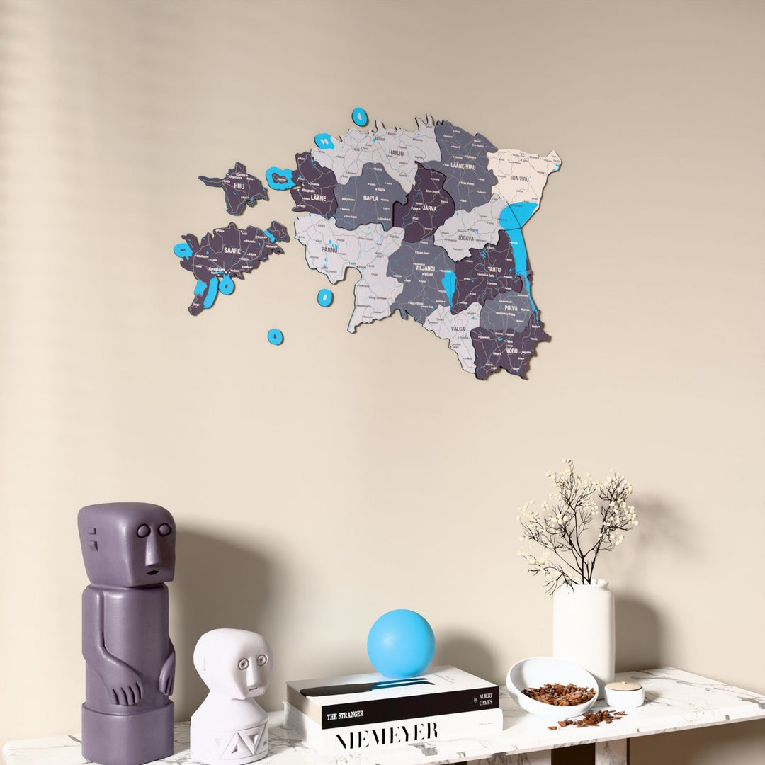 Estonya UV baskılı ahşap harita, Nimbus renk, konsol ve biblolarla bej duvarda