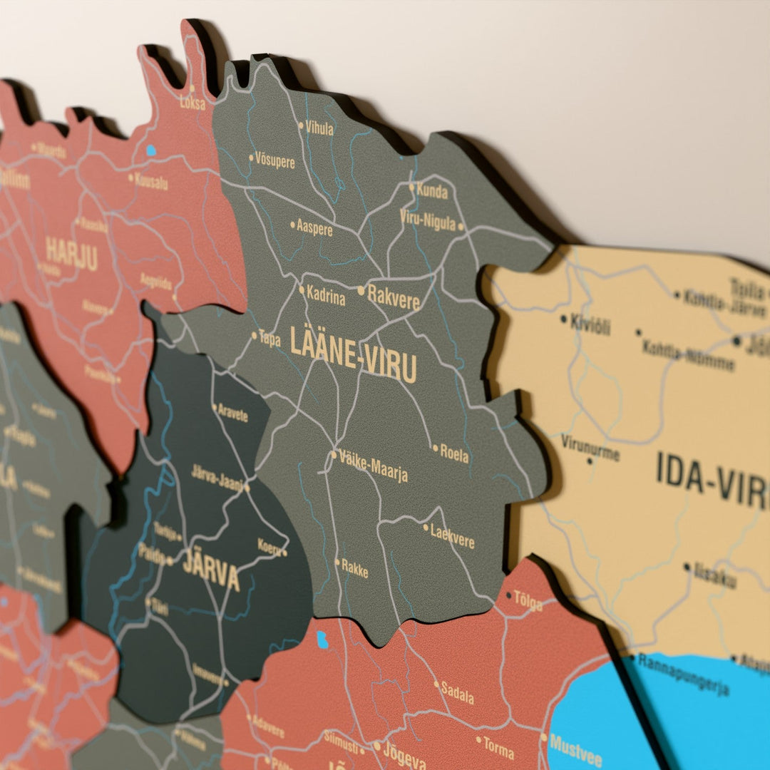 Estonya ahşap haritasında Sage renk katmanlı bölgeler ve isimler, yakın plan