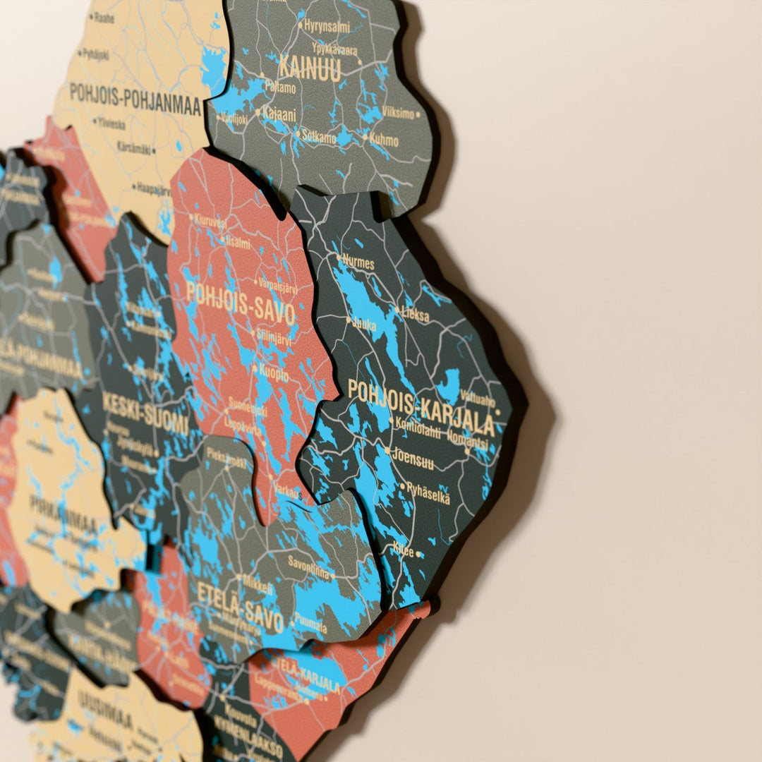 Finlandiya ahşap haritasında Sage renk katmanlı bölgeler ve isimler, yakın plan