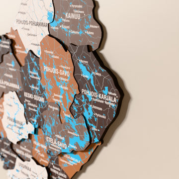 Finlandiya ahşap haritasında Soil renk katmanlı bölgeler ve isimler, yakın plan