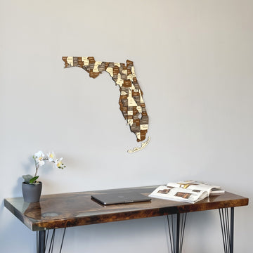 Florida ahşap haritası, reçine masanın üst tarafındaki duvarda, orkide ile birlikte