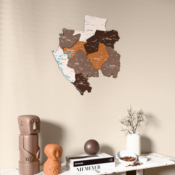 Gabon UV baskılı ahşap harita, Soil renk, konsol ve biblolarla bej duvarda