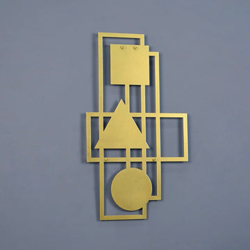 Geometrik tasarımlı Altın metal duvar dekoru, mavi-gri duvarda