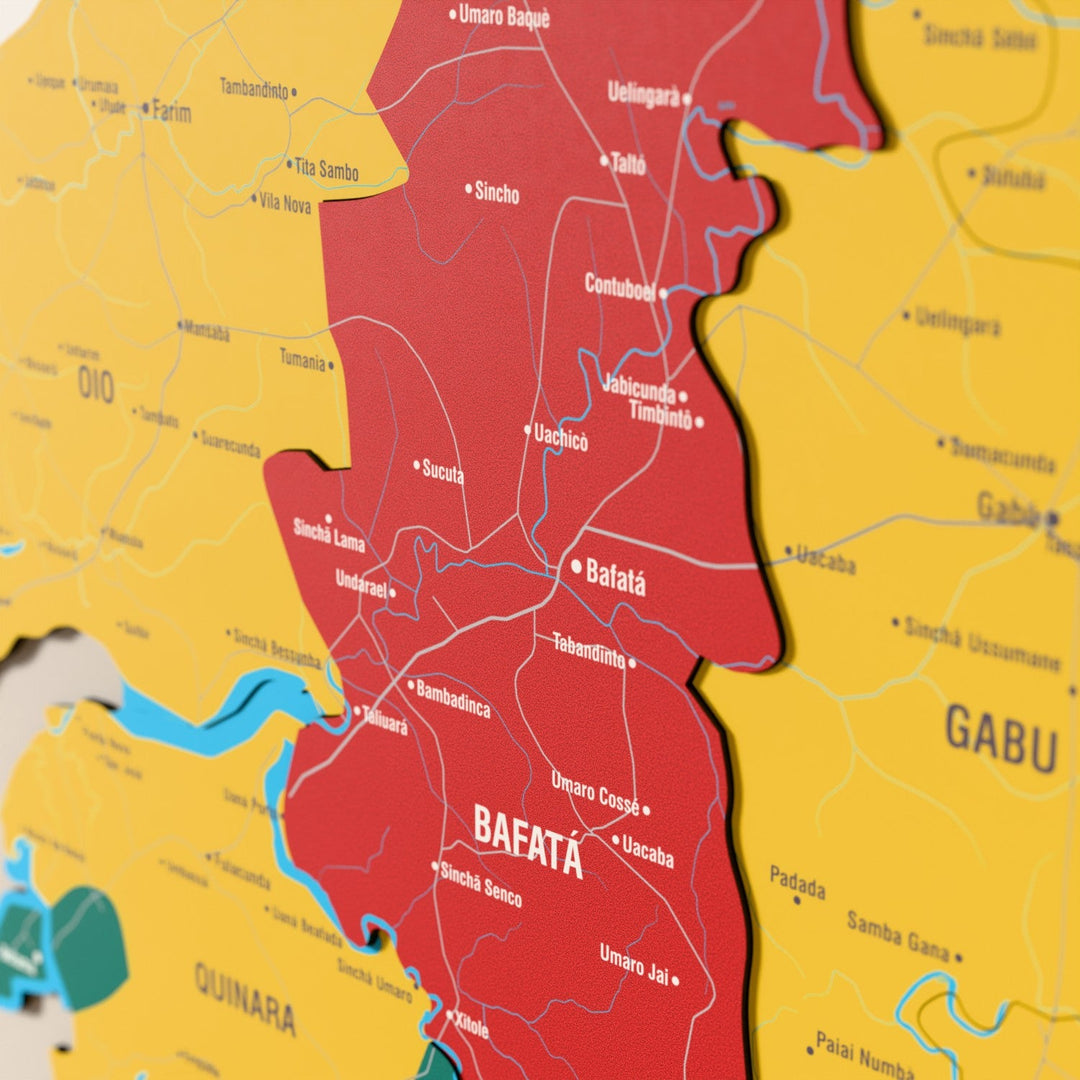 Gine-Bissau ahşap haritasında bayrak renkli katmanlı bölgeler ve isimler, yakın plan