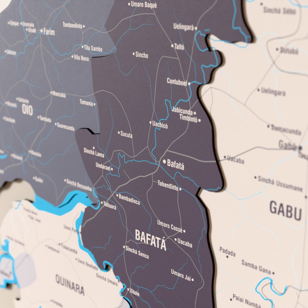 Gine-Bissau ahşap haritasında Nimbus renk katmanlı bölgeler ve isimler, yakın plan