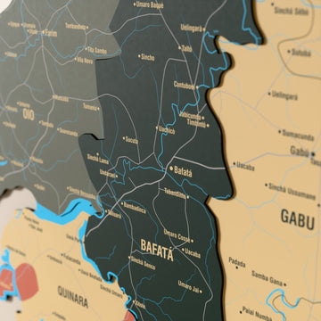 Gine-Bissau ahşap haritasında Sage renk katmanlı bölgeler ve isimler, yakın plan