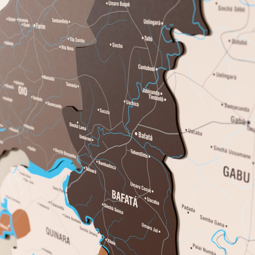 Gine-Bissau ahşap haritasında Soil renk katmanlı bölgeler ve isimler, yakın plan