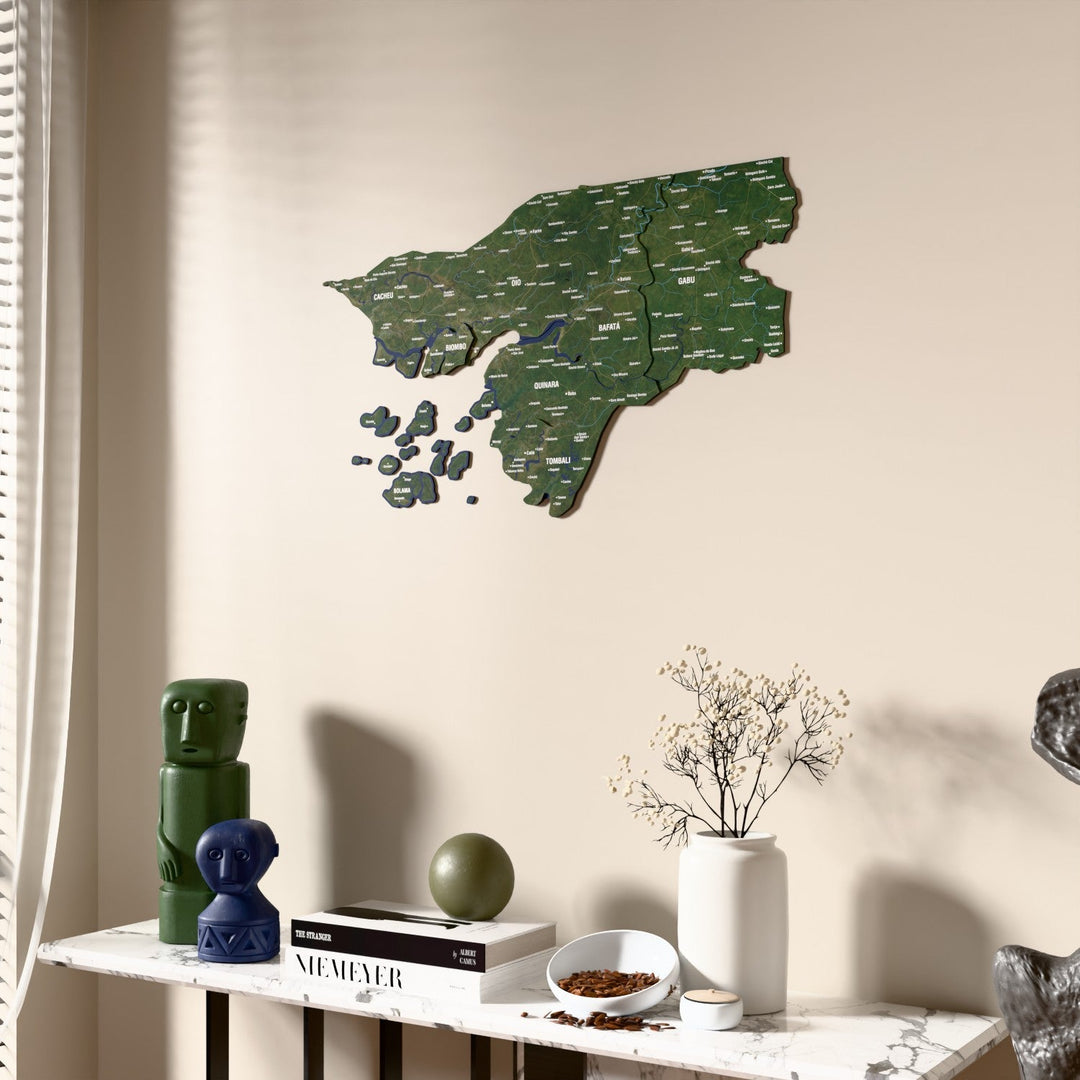 Gine-Bissau UV baskılı ahşap harita, uydu görüntülü, tül perdenin yanında açılı görünüm