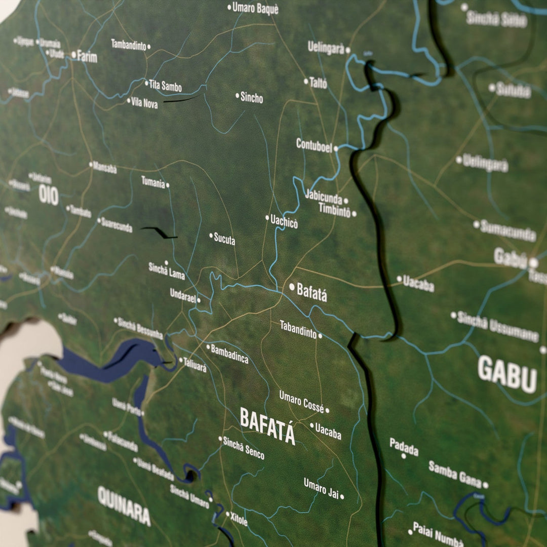 Gine-Bissau ahşap haritasında uydu görüntülü katmanlı bölgeler ve isimler, yakın plan