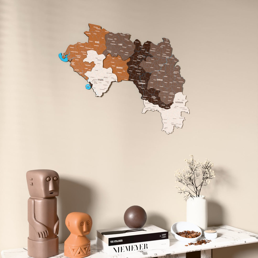 Gine UV baskılı ahşap harita, Soil renk, konsol ve biblolarla bej duvarda