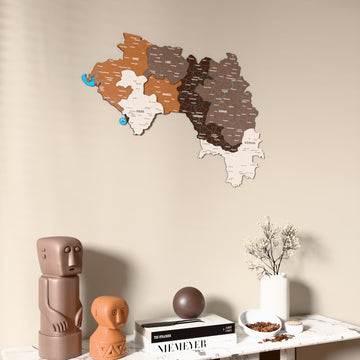 Gine UV baskılı ahşap harita, Soil renk, konsol ve biblolarla bej duvarda