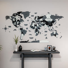 Gri, siyah ve krem 3D ahşap dünya haritası, 100x54 cm, siyah konsol masanın üst tarafındaki duvarda