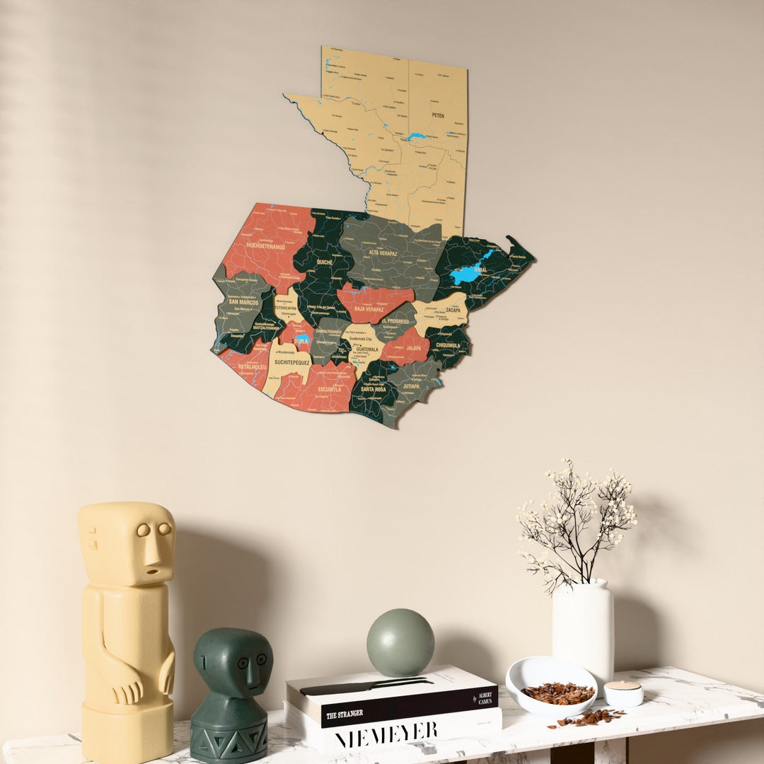 Guatemala UV baskılı ahşap harita, Sage renk, konsol ve biblolarla bej duvarda