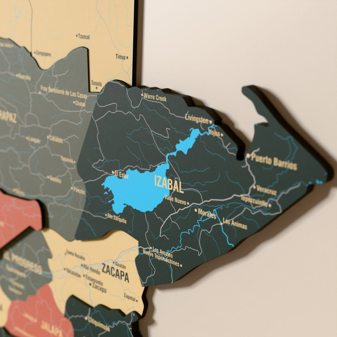 Guatemala ahşap haritasında Sage renk katmanlı bölgeler ve isimler, yakın plan