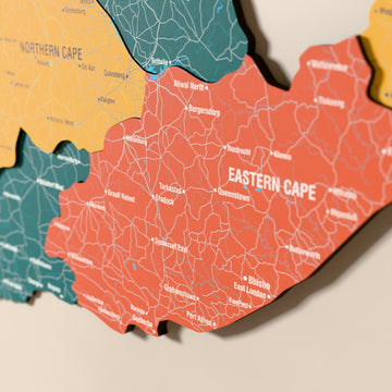 Güney Afrika ahşap haritasında bayrak renkli katmanlı bölgeler ve isimler, yakın plan