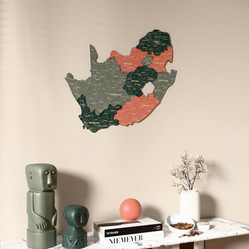 Güney Afrika UV baskılı ahşap harita, Sage renk, konsol ve biblolarla bej duvarda