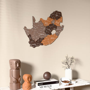 Güney Afrika UV baskılı ahşap harita, Soil renk, konsol ve biblolarla bej duvarda