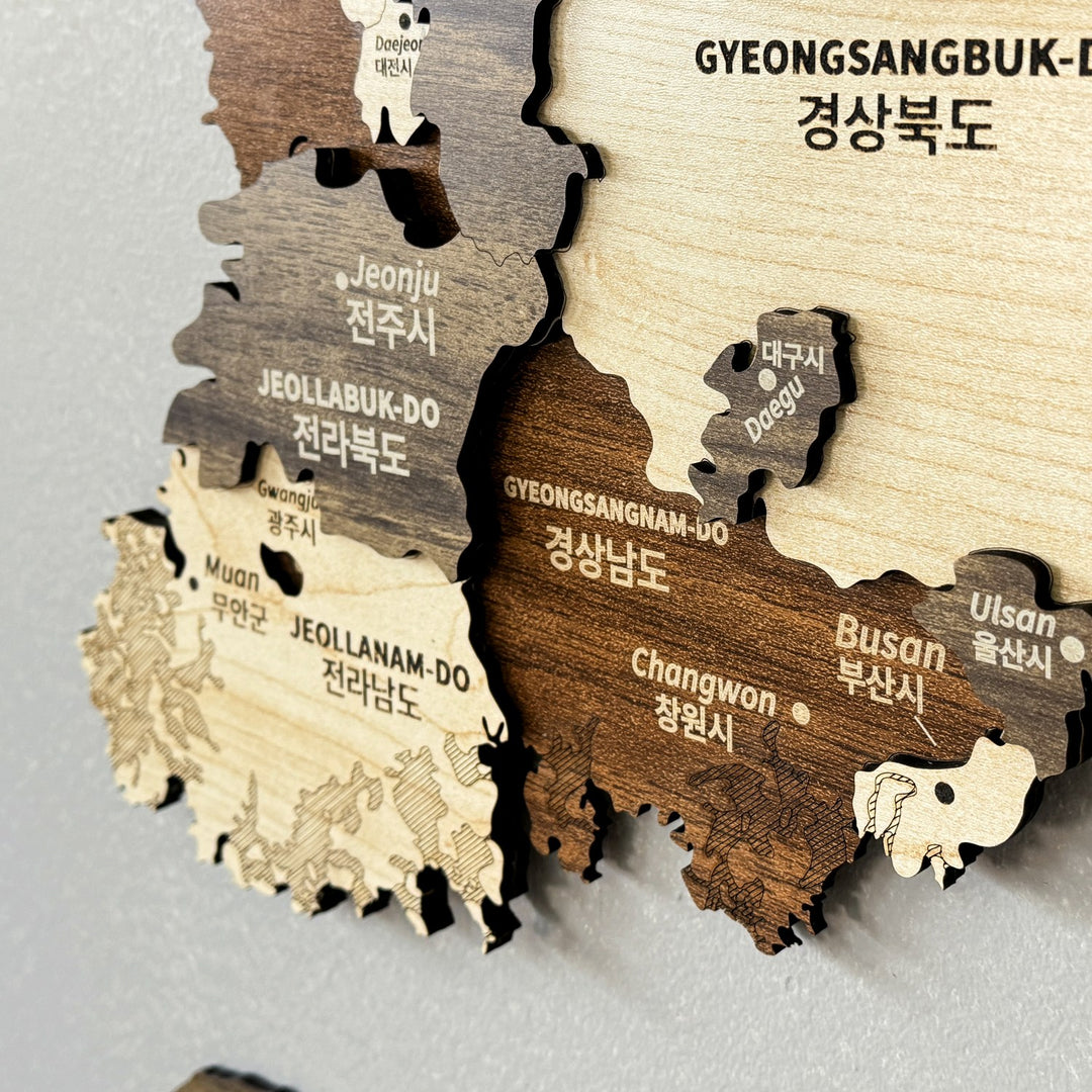 Güney Kore ahşap haritasında Jeolla ve Gyeongsang bölgelerinin yandan yakın çekim detayı