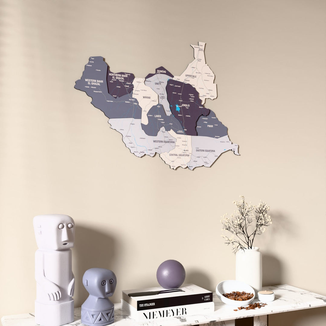 Güney Sudan UV baskılı ahşap harita, Nimbus renk, konsol ve biblolarla bej duvarda