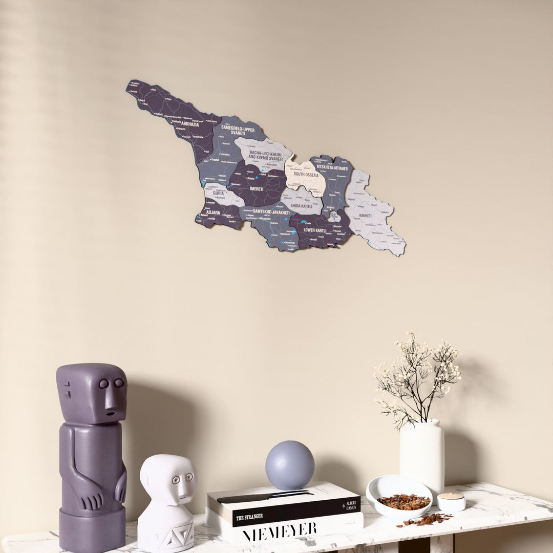 Gürcistan UV baskılı ahşap harita, Nimbus renk, konsol ve biblolarla bej duvarda