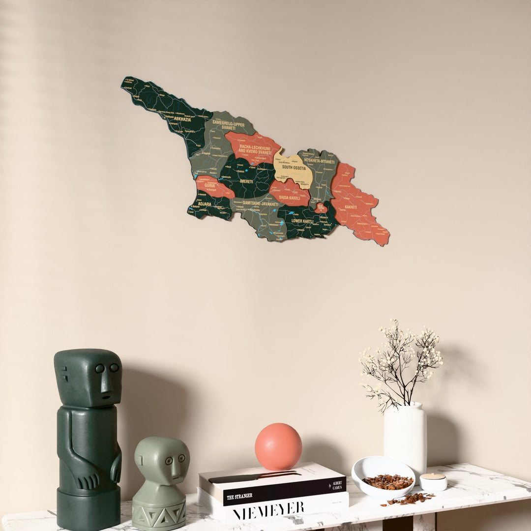 Gürcistan UV baskılı ahşap harita, Sage renk, konsol ve biblolarla bej duvarda