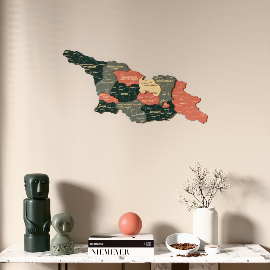 Gürcistan UV baskılı ahşap harita, Sage renk, mermer konsolun üzerindeki duvarda, önden görünüm