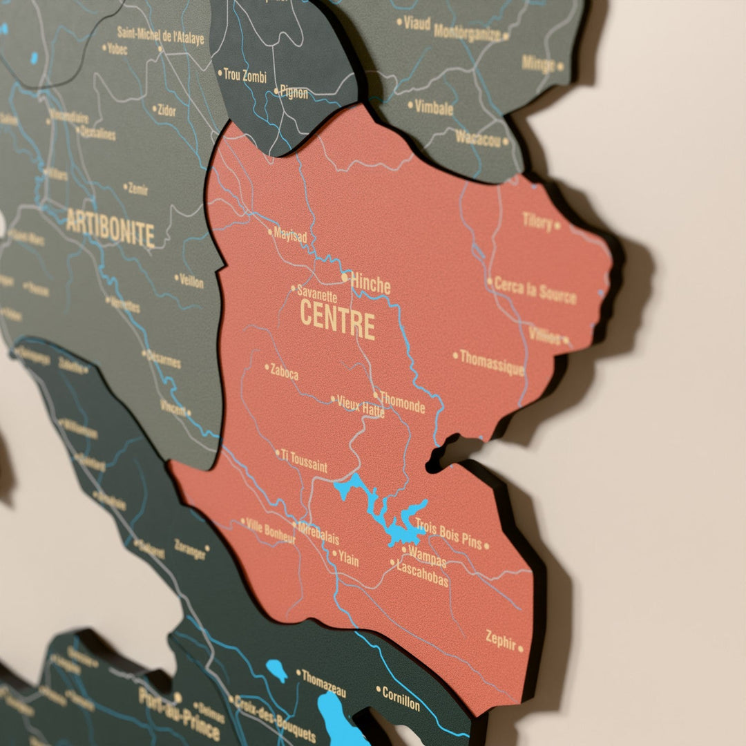 Haiti ahşap haritasında Sage renk katmanlı bölgeler ve isimler, yakın plan