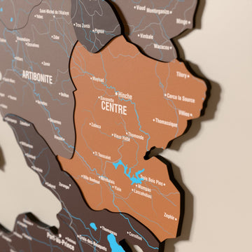 Haiti ahşap haritasında Soil renk katmanlı bölgeler ve isimler, yakın plan