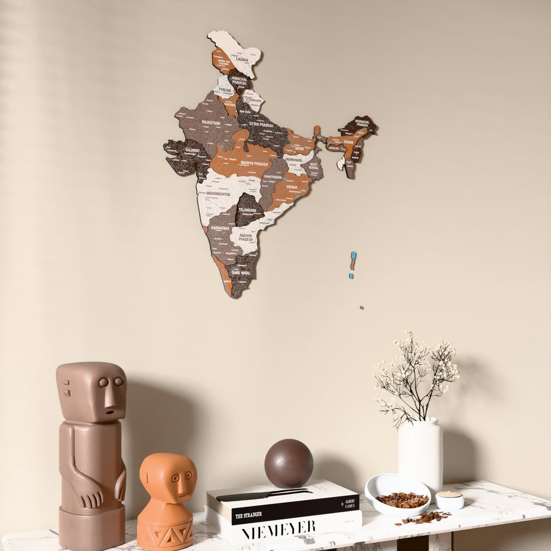 Hindistan UV baskılı ahşap harita, Soil renk, konsol ve biblolarla bej duvarda