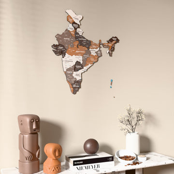 Hindistan UV baskılı ahşap harita, Soil renk, konsol ve biblolarla bej duvarda