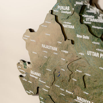 Hindistan ahşap haritasında uydu görüntülü katmanlı bölgeler ve isimler, yakın plan