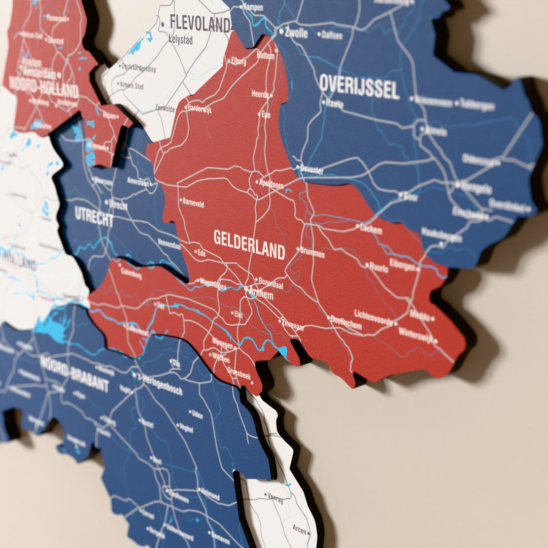 Hollanda ahşap haritasında bayrak renkli katmanlı bölgeler ve isimler, yakın plan