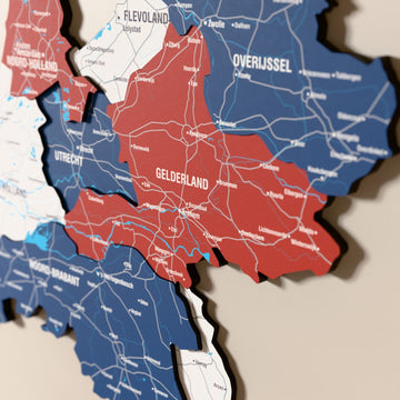 Hollanda ahşap haritasında bayrak renkli katmanlı bölgeler ve isimler, yakın plan