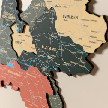 Hollanda ahşap haritasında Sage renk katmanlı bölgeler ve isimler, yakın plan