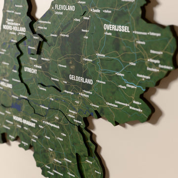 Hollanda ahşap haritasında uydu görüntülü katmanlı bölgeler ve isimler, yakın plan