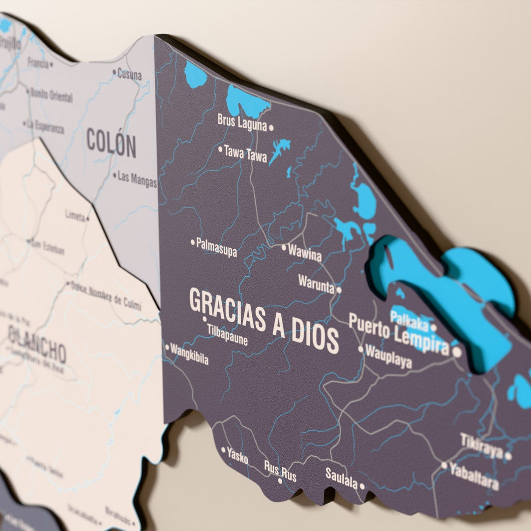 Honduras ahşap haritasında Nimbus renk katmanlı bölgeler ve isimler, yakın plan
