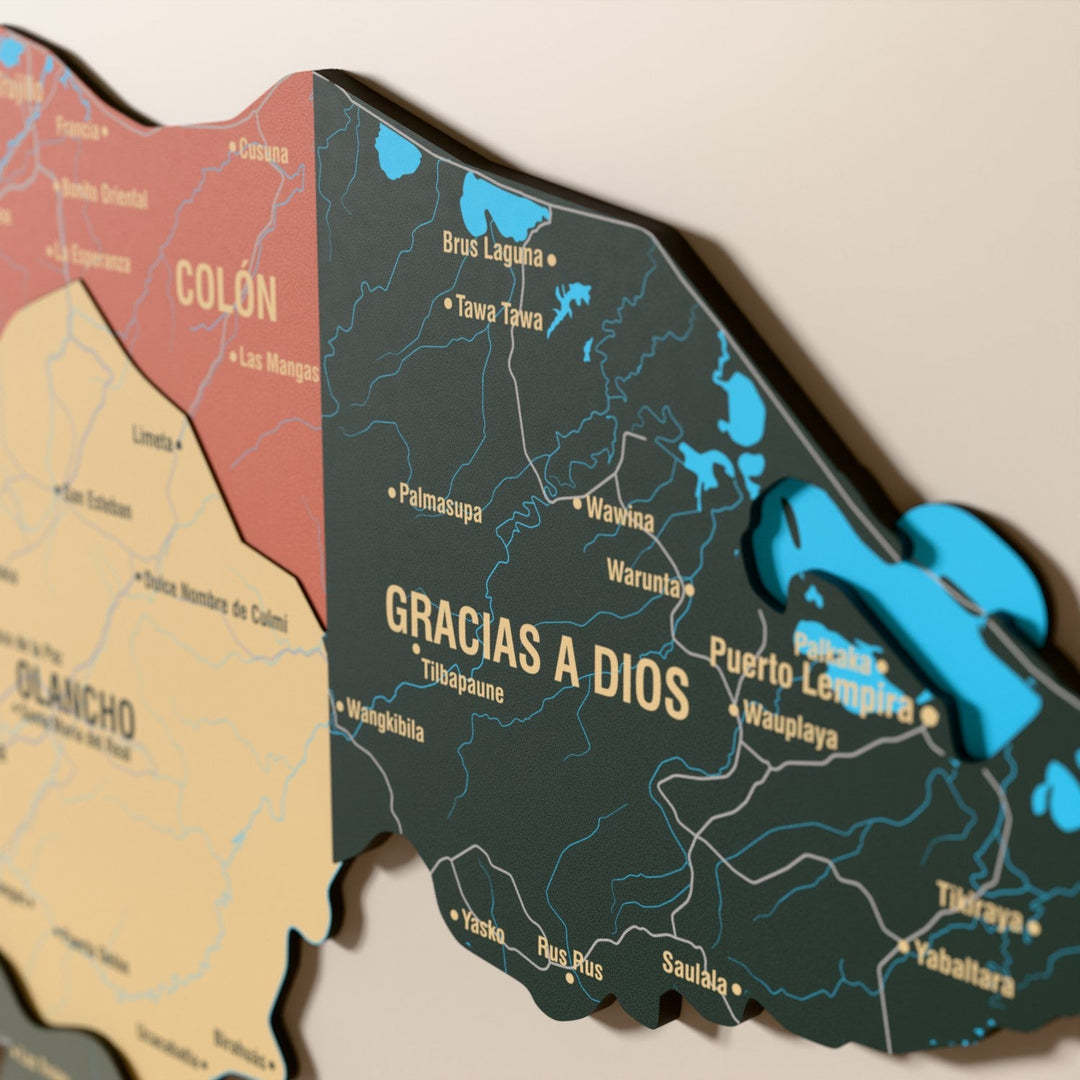 Honduras ahşap haritasında Sage renk katmanlı bölgeler ve isimler, yakın plan