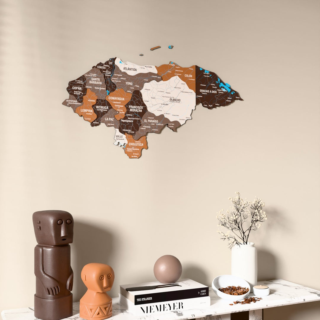 Honduras UV baskılı ahşap harita, Soil renk, konsol ve biblolarla bej duvarda