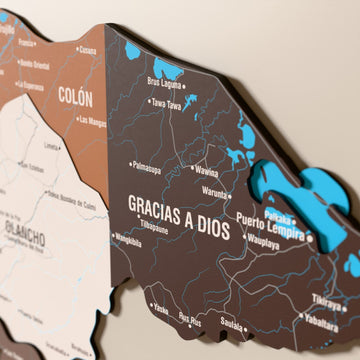 Honduras ahşap haritasında Soil renk katmanlı bölgeler ve isimler, yakın plan