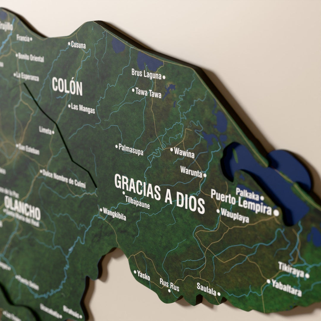 Honduras ahşap haritasında uydu görüntülü katmanlı bölgeler ve isimler, yakın plan