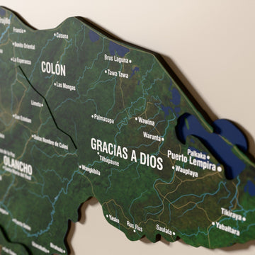 Honduras ahşap haritasında uydu görüntülü katmanlı bölgeler ve isimler, yakın plan
