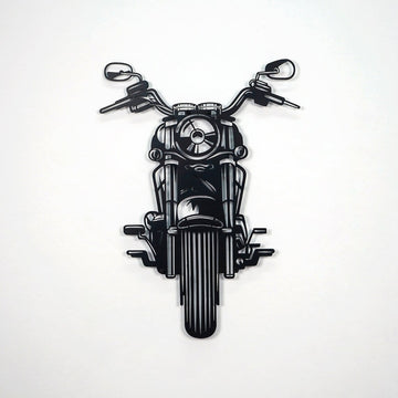 Siyah chopper motosiklet metal duvar tablosu, beyaz duvarda karşıdan görünüm