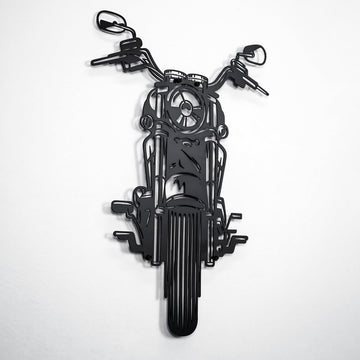 Siyah chopper motosiklet metal duvar tablosu, hafif yandan açılı çekimde katmanlı gölge