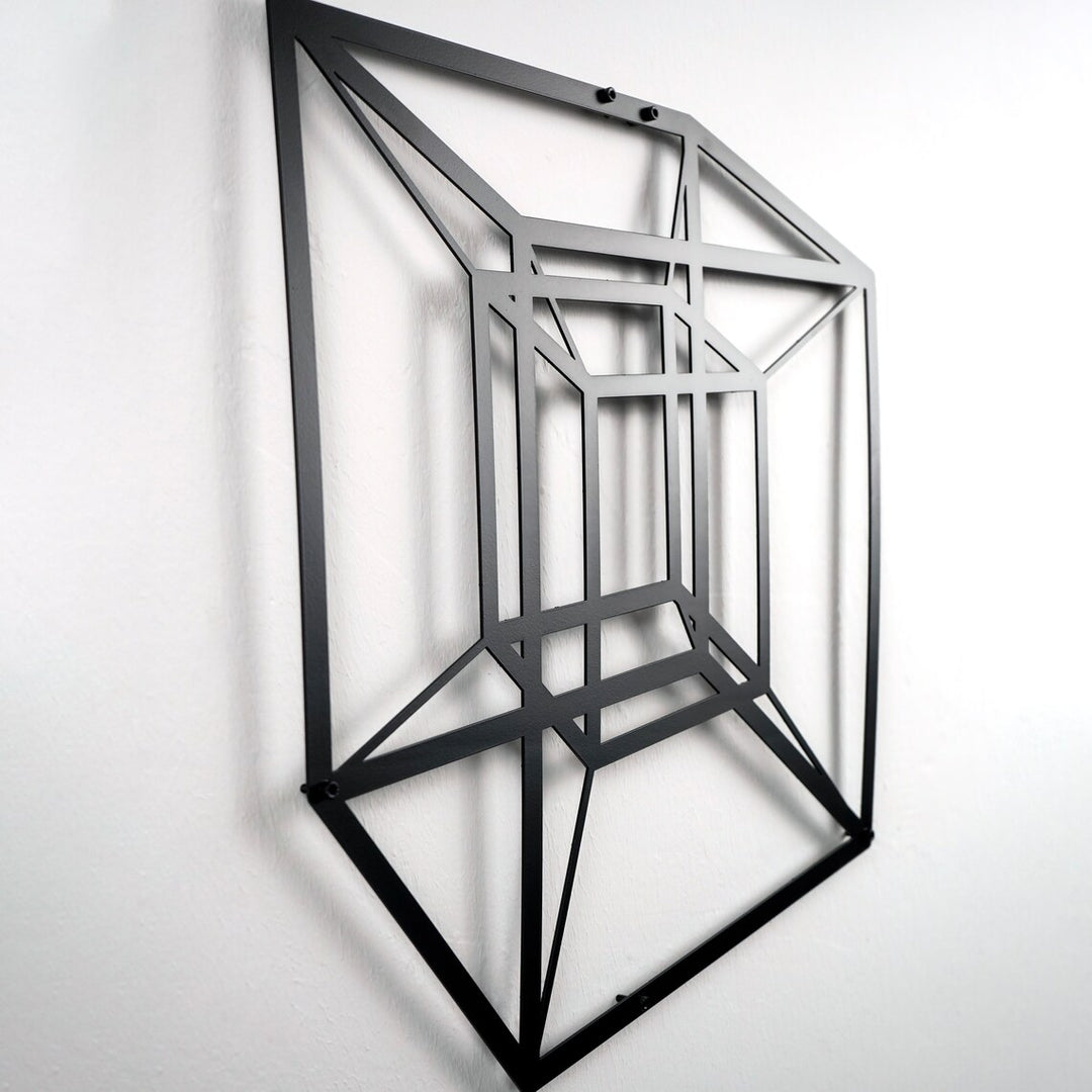 modern-ve-sofistike-bir-tasarima-sahip-tesseract-kup-geometrik-metal-duvar-dekoru-her-mekana-ozgun-bir-dokunus-katar