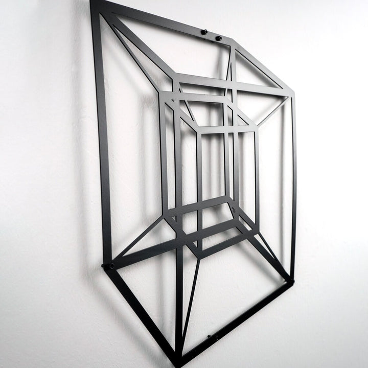 modern-ve-sofistike-bir-tasarima-sahip-tesseract-kup-geometrik-metal-duvar-dekoru-her-mekana-ozgun-bir-dokunus-katar